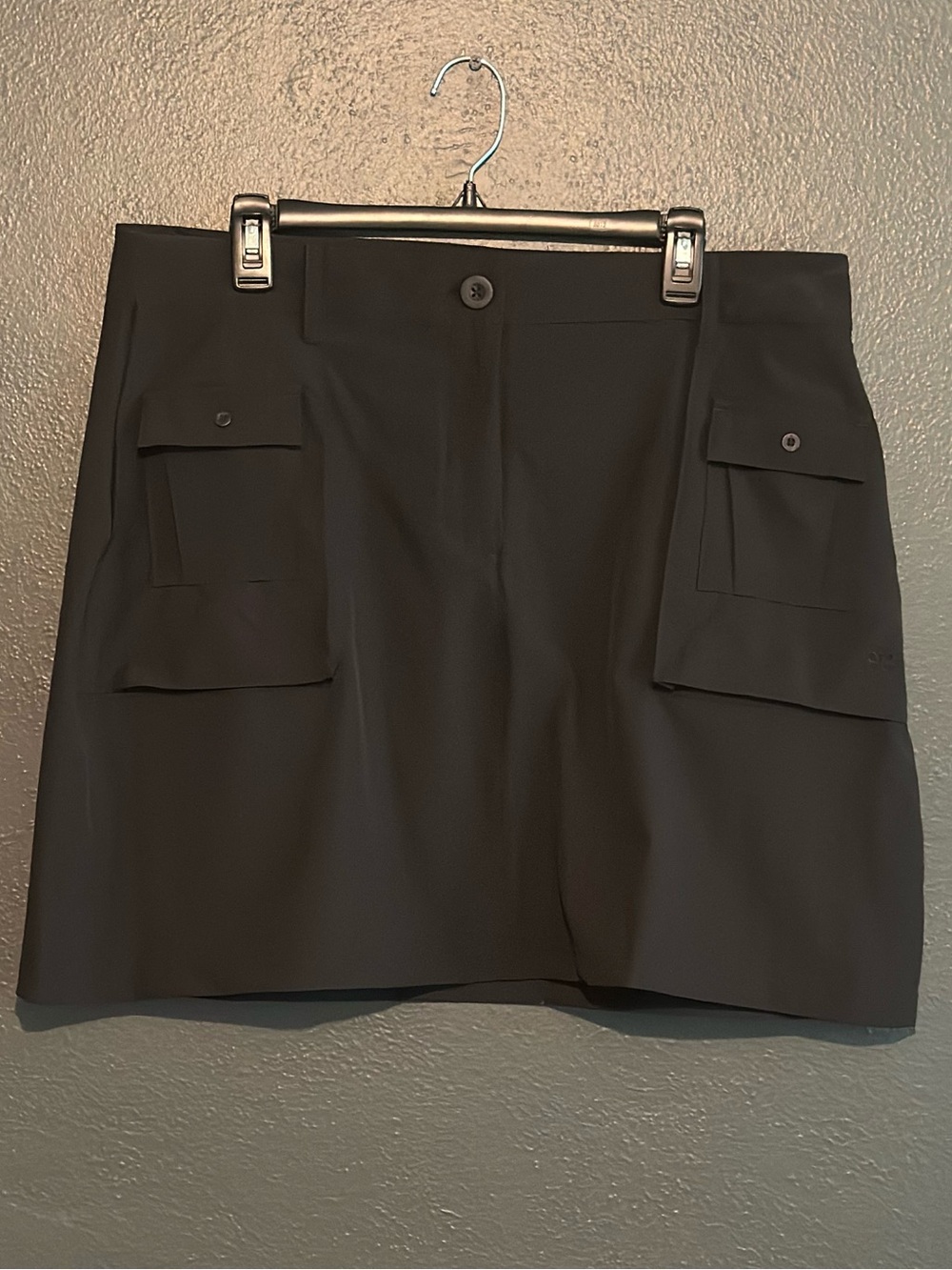 NWOT Albion Fit Mini Cargo Skirt in Black